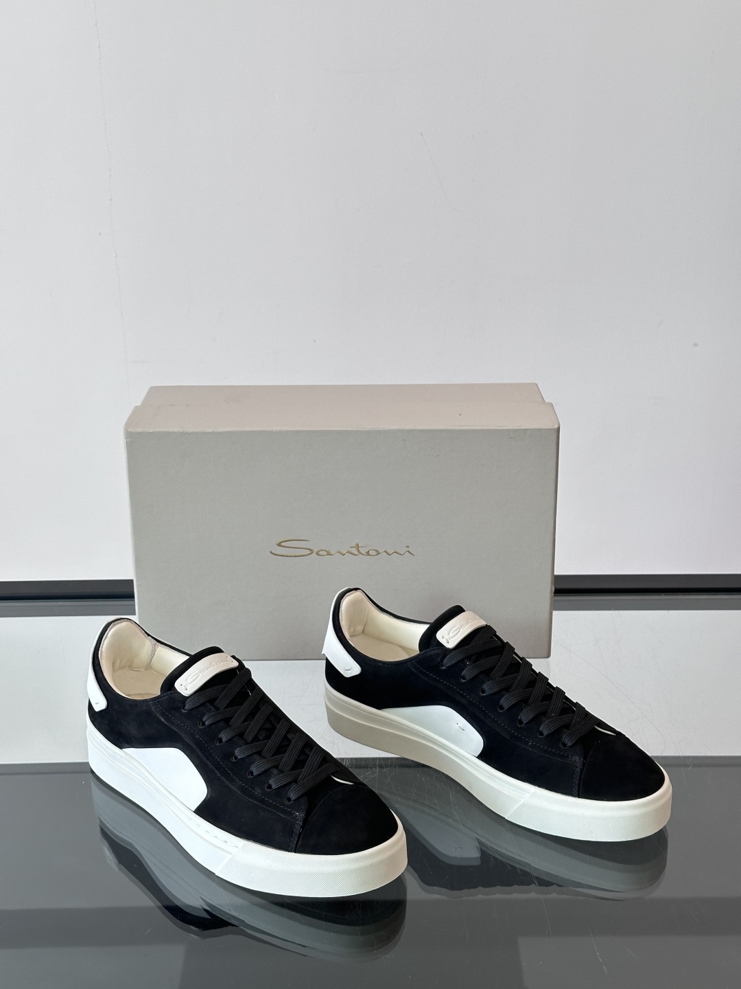 Santoni/圣东尼 男士皮革低帮休闲鞋，采用进口粒面牛皮革打造，侧面及鞋舌饰有金色logo字母印花，