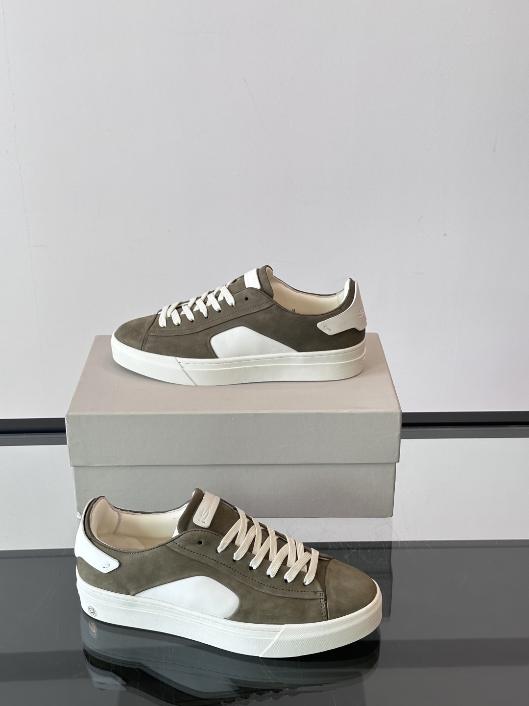 Santoni/圣东尼 男士皮革低帮休闲鞋，采用进口粒面牛皮革打造，侧面及鞋舌饰有金色logo字母印花，