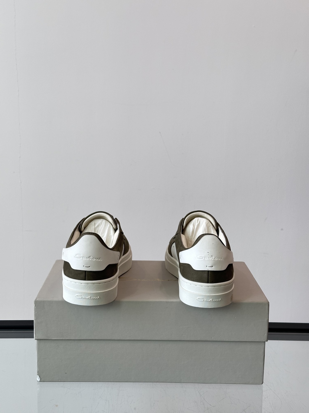Santoni/圣东尼 男士皮革低帮休闲鞋，采用进口粒面牛皮革打造，侧面及鞋舌饰有金色logo字母印花，