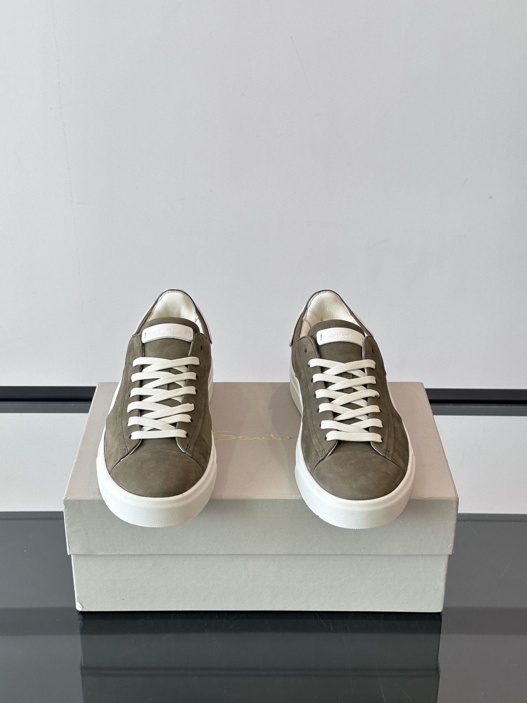 Santoni/圣东尼 男士皮革低帮休闲鞋，采用进口粒面牛皮革打造，侧面及鞋舌饰有金色logo字母印花，