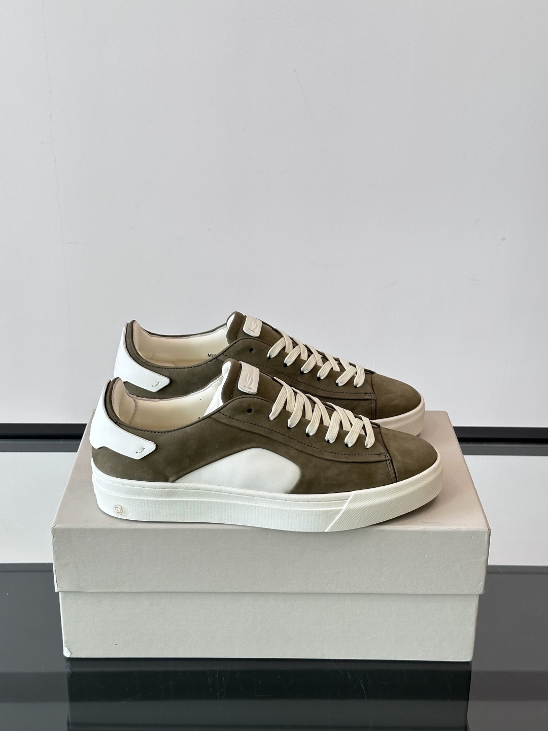 Santoni/圣东尼 男士皮革低帮休闲鞋，采用进口粒面牛皮革打造，侧面及鞋舌饰有金色logo字母印花，