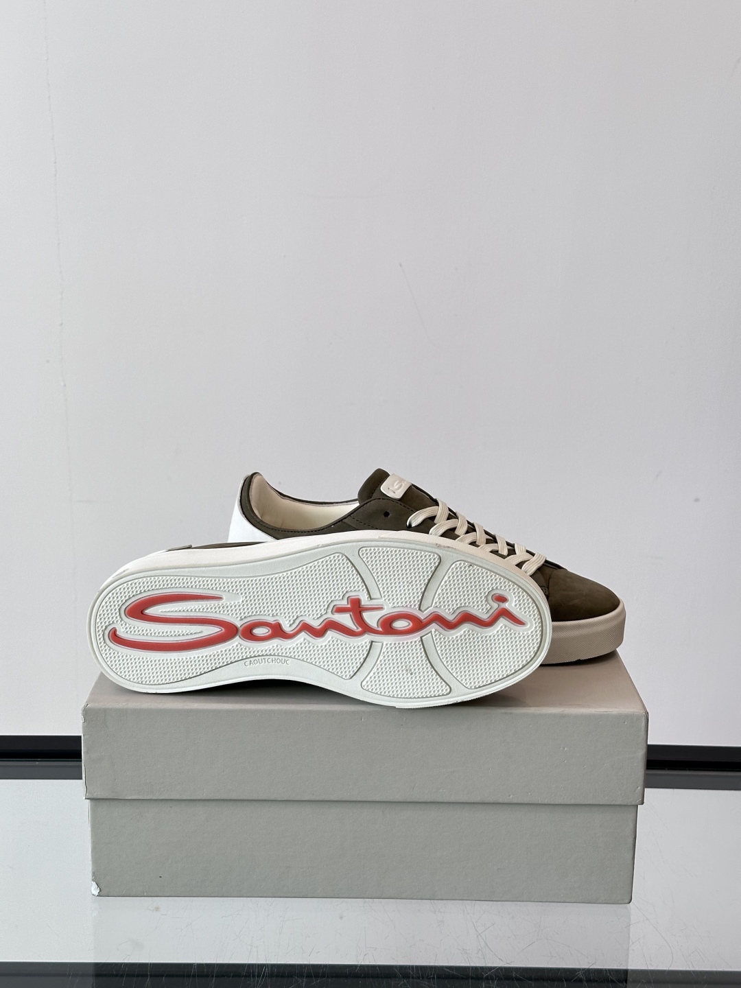 Santoni/圣东尼 男士皮革低帮休闲鞋，采用进口粒面牛皮革打造，侧面及鞋舌饰有金色logo字母印花，