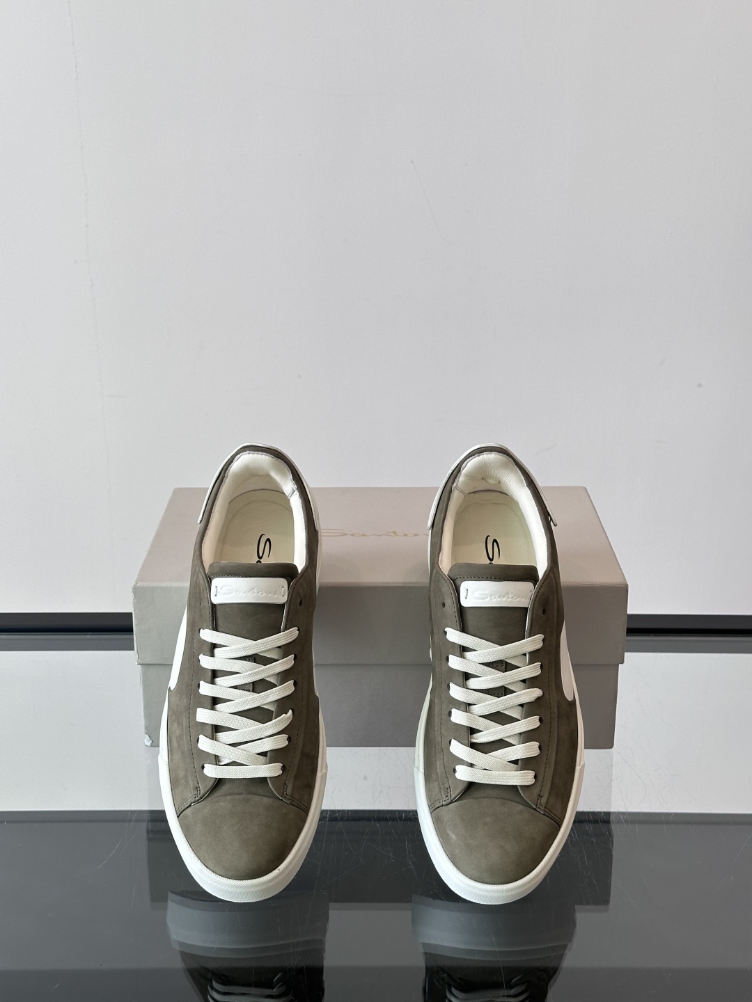Santoni/圣东尼 男士皮革低帮休闲鞋，采用进口粒面牛皮革打造，侧面及鞋舌饰有金色logo字母印花，