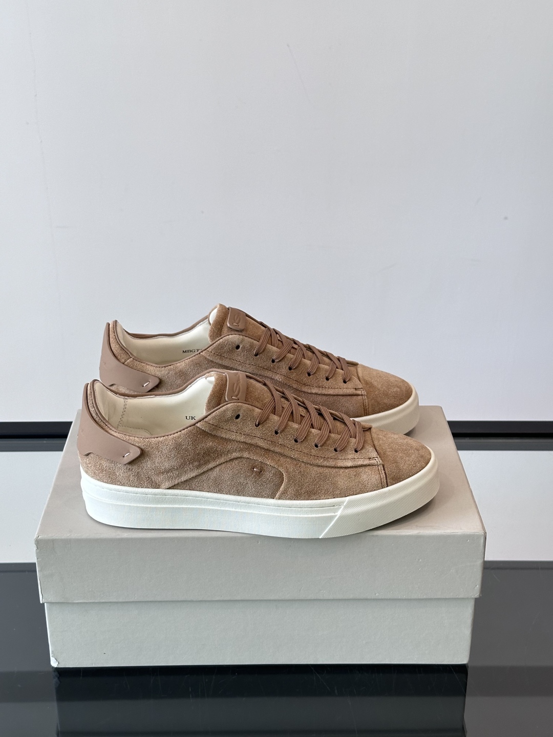 Santoni/圣东尼 男士皮革低帮休闲鞋，采用进口粒面牛皮革打造，侧面及鞋舌饰有金色logo字母印花，