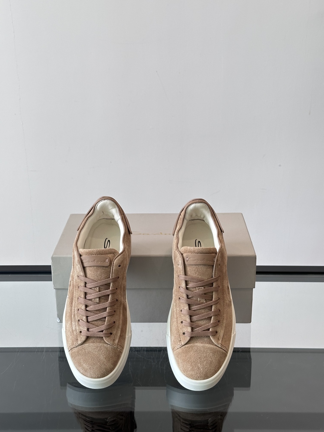 Santoni/圣东尼 男士皮革低帮休闲鞋，采用进口粒面牛皮革打造，侧面及鞋舌饰有金色logo字母印花，
