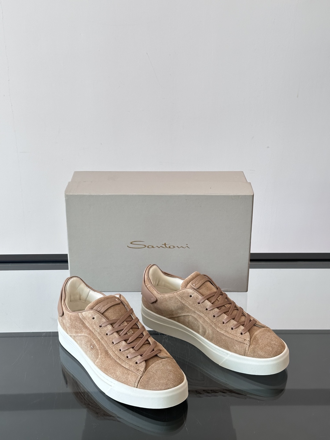 Santoni/圣东尼 男士皮革低帮休闲鞋，采用进口粒面牛皮革打造，侧面及鞋舌饰有金色logo字母印花，