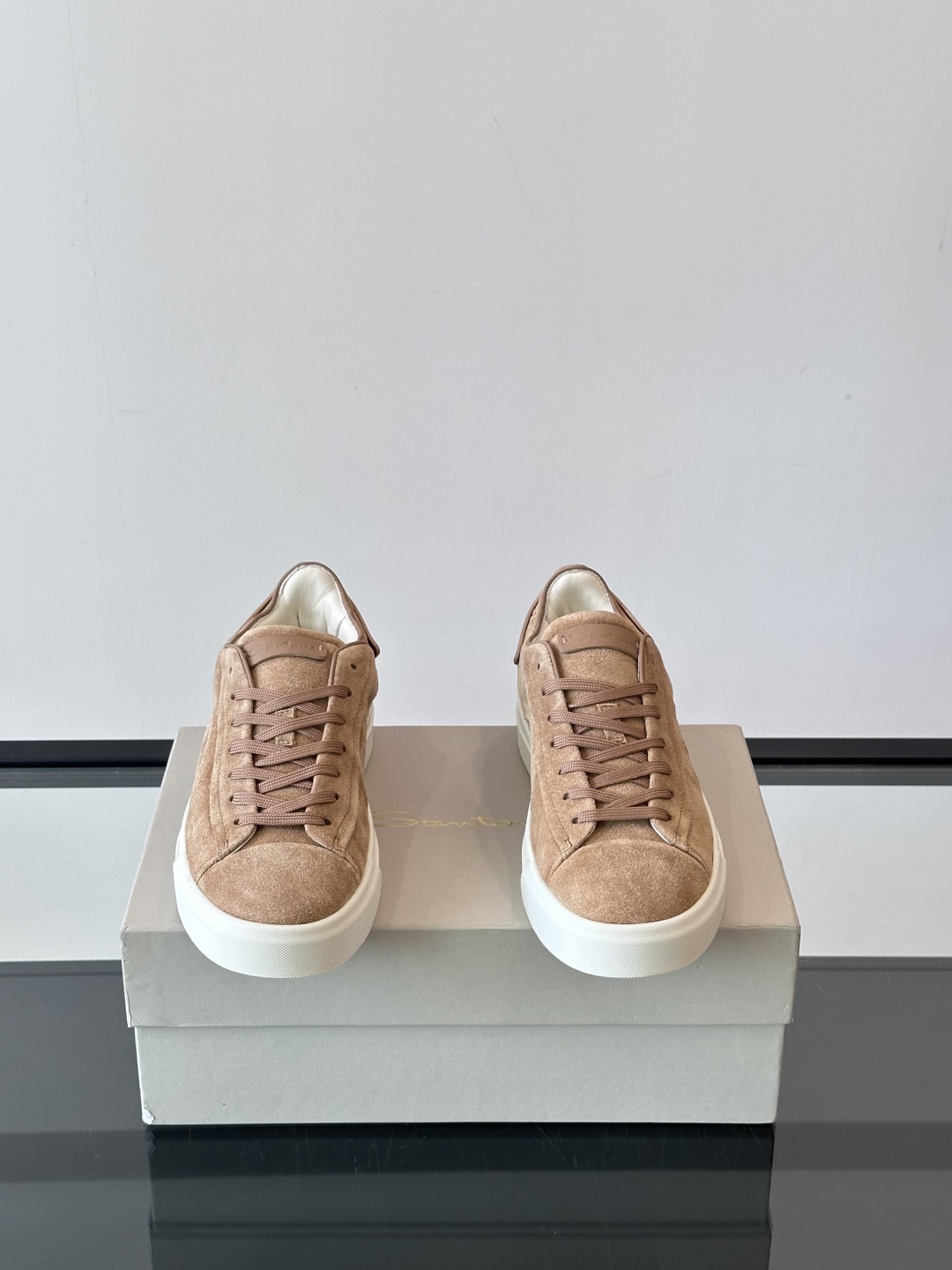 Santoni/圣东尼 男士皮革低帮休闲鞋，采用进口粒面牛皮革打造，侧面及鞋舌饰有金色logo字母印花，