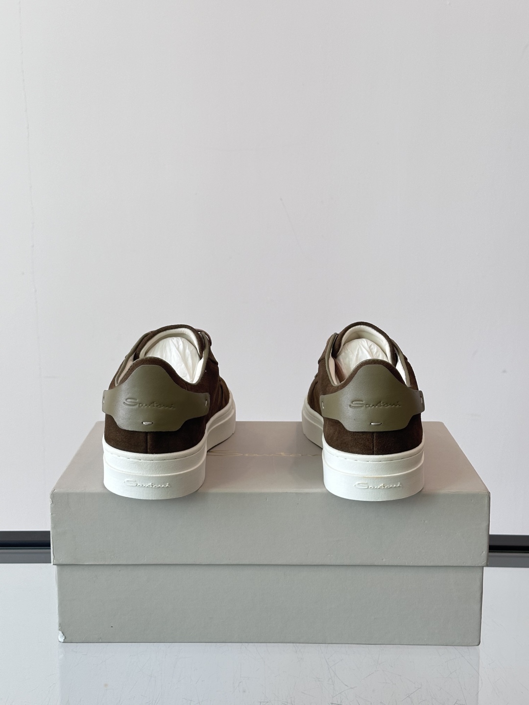 Santoni/圣东尼 男士皮革低帮休闲鞋，采用进口粒面牛皮革打造，侧面及鞋舌饰有金色logo字母印花，
