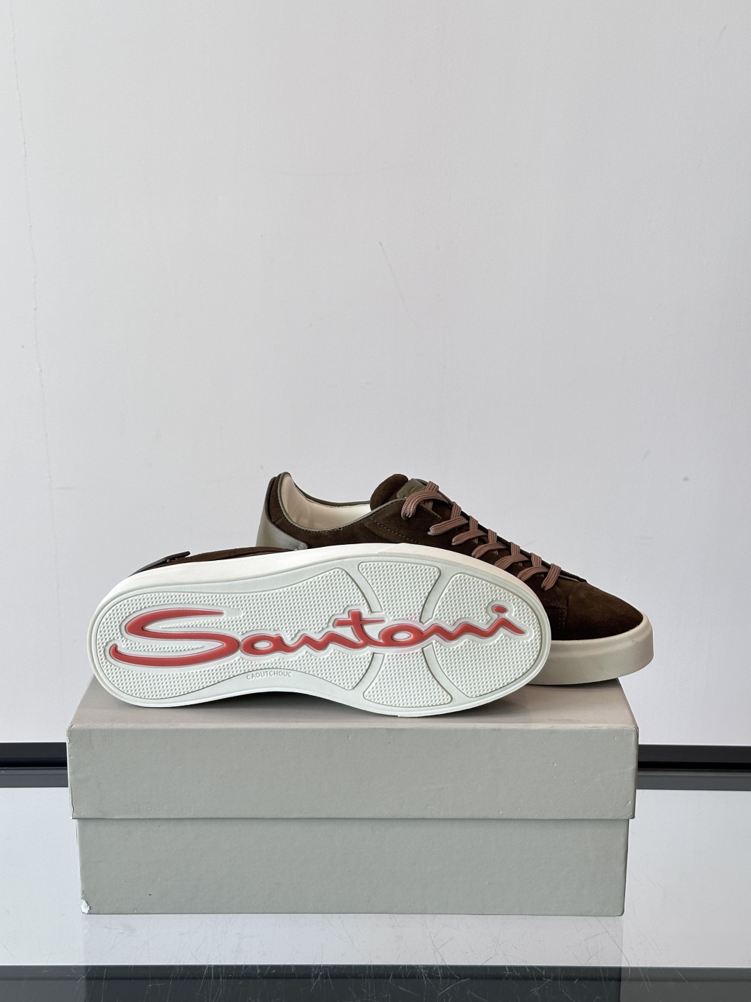 Santoni/圣东尼 男士皮革低帮休闲鞋，采用进口粒面牛皮革打造，侧面及鞋舌饰有金色logo字母印花，