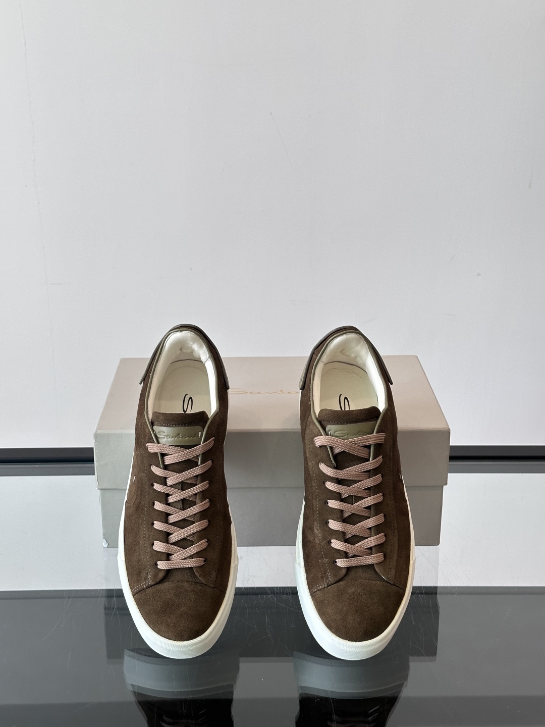 Santoni/圣东尼 男士皮革低帮休闲鞋，采用进口粒面牛皮革打造，侧面及鞋舌饰有金色logo字母印花，