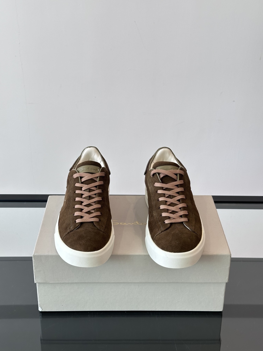 Santoni/圣东尼 男士皮革低帮休闲鞋，采用进口粒面牛皮革打造，侧面及鞋舌饰有金色logo字母印花，