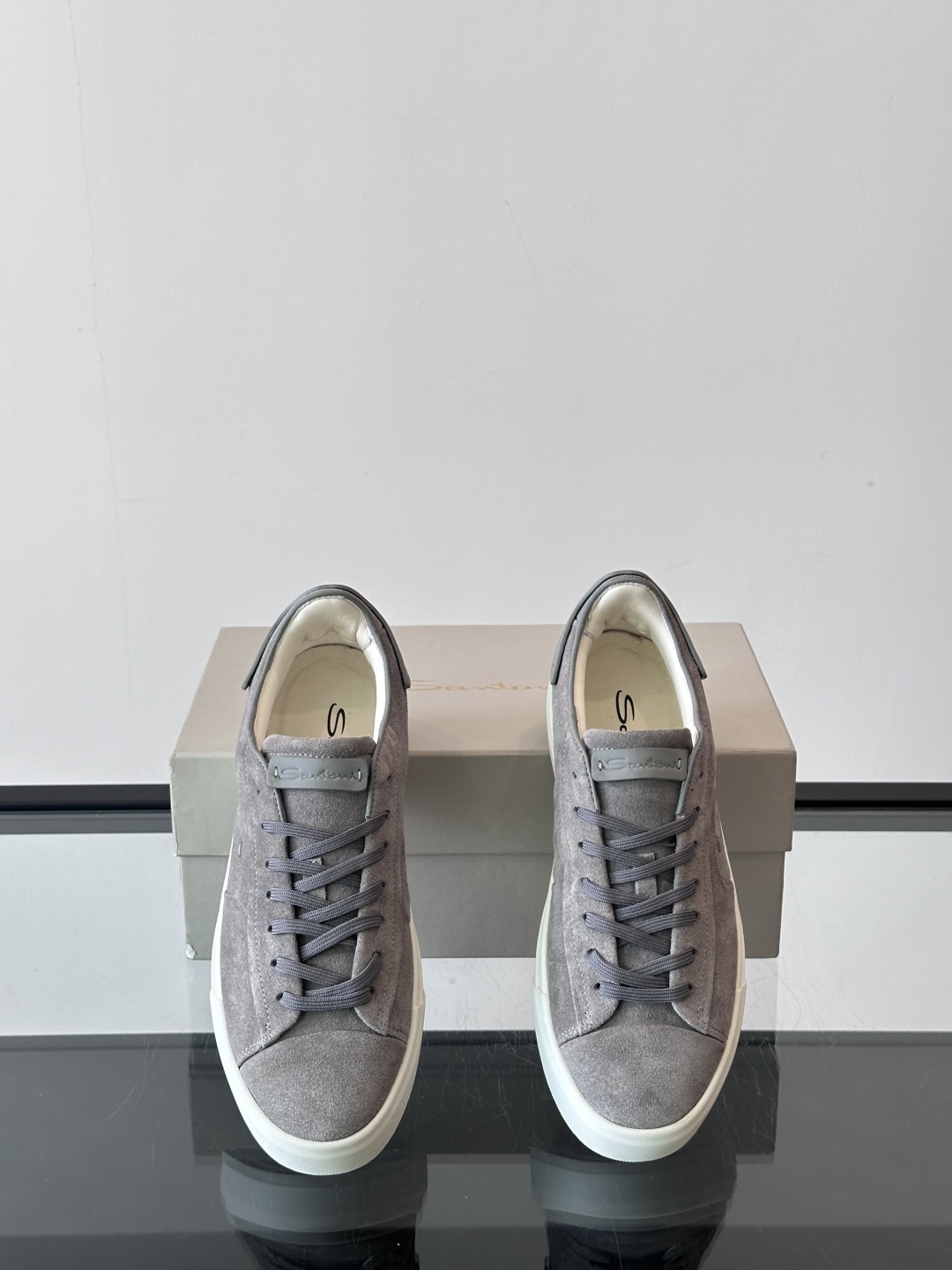 Santoni/圣东尼 男士皮革低帮休闲鞋，采用进口粒面牛皮革打造，侧面及鞋舌饰有金色logo字母印花，