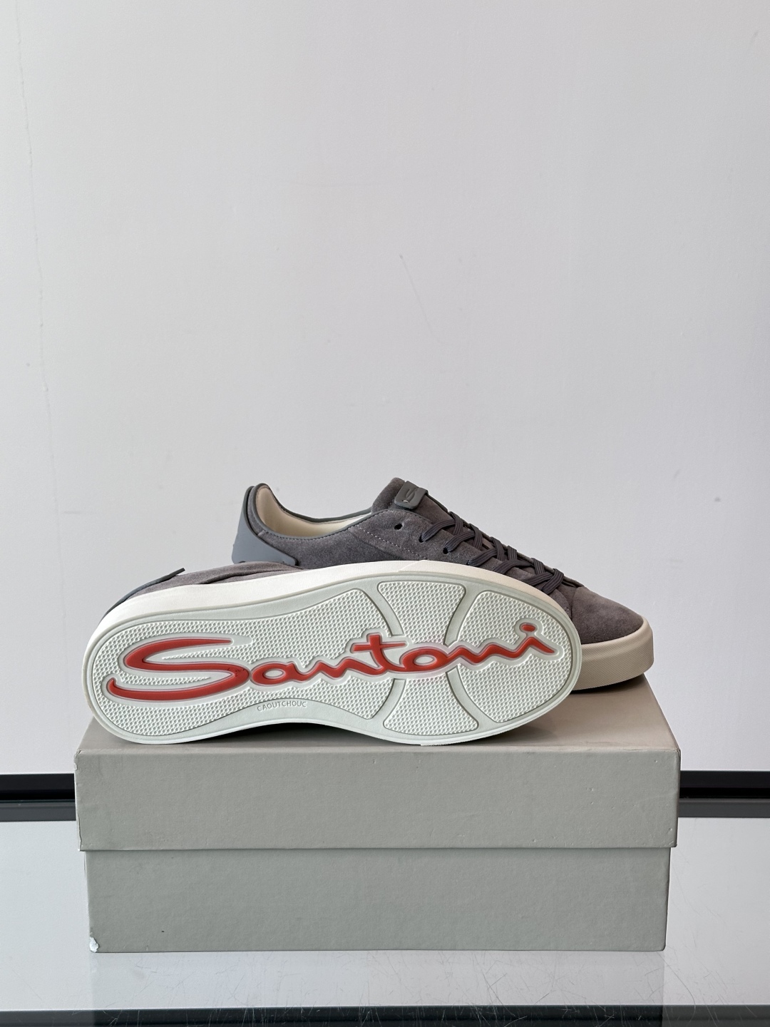 Santoni/圣东尼 男士皮革低帮休闲鞋，采用进口粒面牛皮革打造，侧面及鞋舌饰有金色logo字母印花，