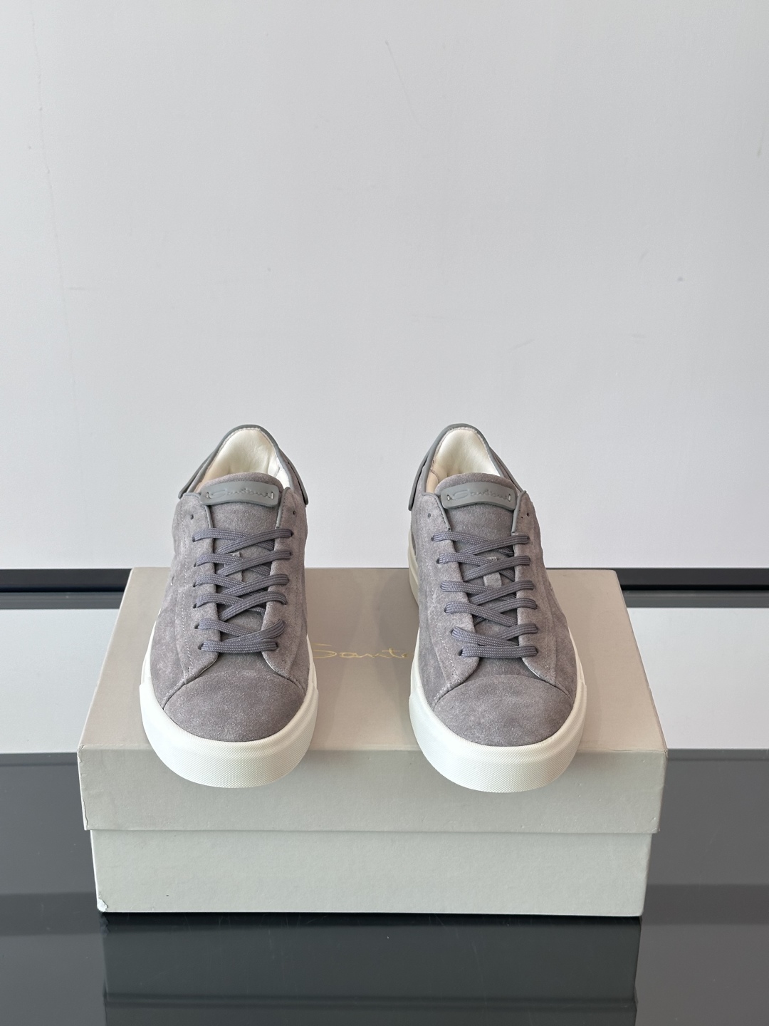 Santoni/圣东尼 男士皮革低帮休闲鞋，采用进口粒面牛皮革打造，侧面及鞋舌饰有金色logo字母印花，