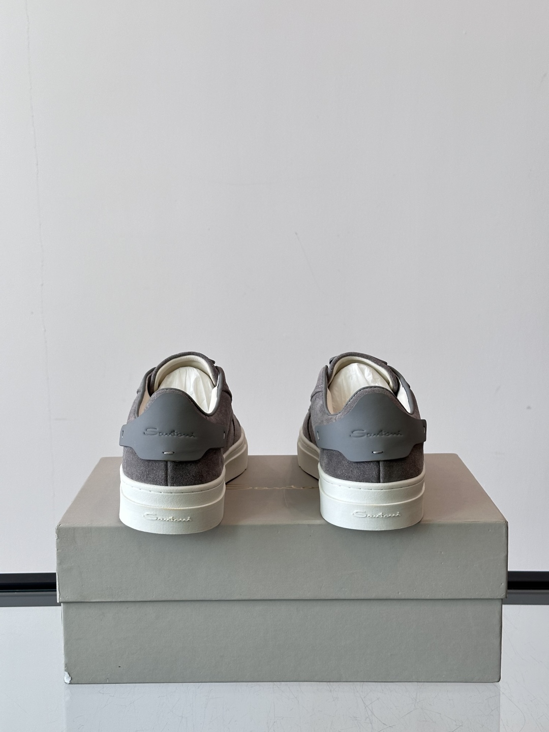 Santoni/圣东尼 男士皮革低帮休闲鞋，采用进口粒面牛皮革打造，侧面及鞋舌饰有金色logo字母印花，