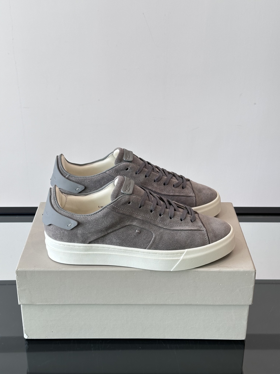 Santoni/圣东尼 男士皮革低帮休闲鞋，采用进口粒面牛皮革打造，侧面及鞋舌饰有金色logo字母印花，