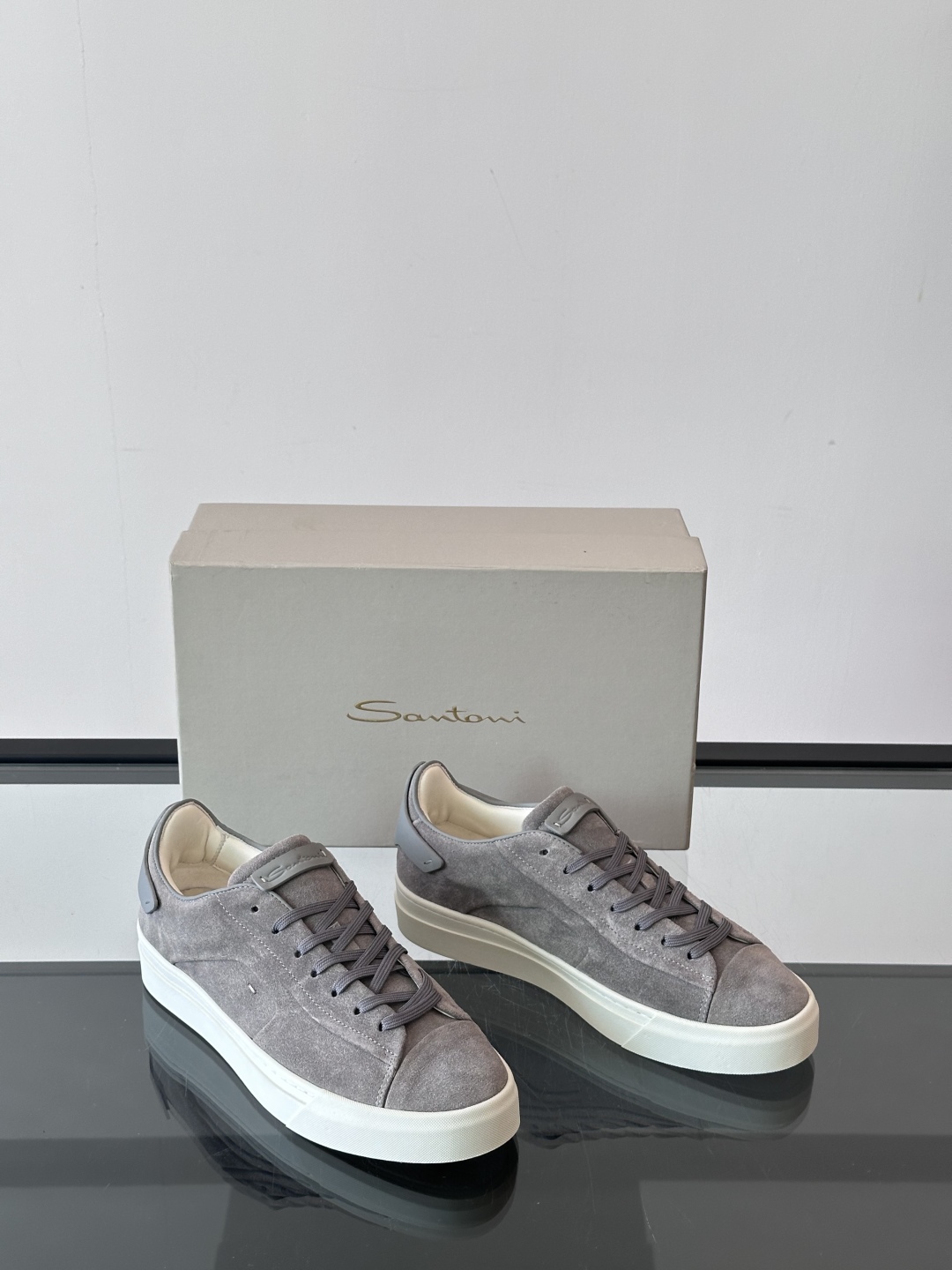 Santoni/圣东尼 男士皮革低帮休闲鞋，采用进口粒面牛皮革打造，侧面及鞋舌饰有金色logo字母印花，