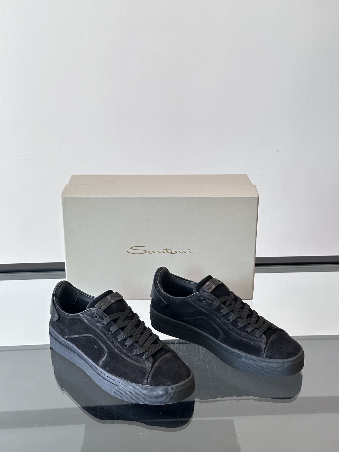 Santoni/圣东尼 男士皮革低帮休闲鞋，采用进口粒面牛皮革打造，侧面及鞋舌饰有金色logo字母印花，