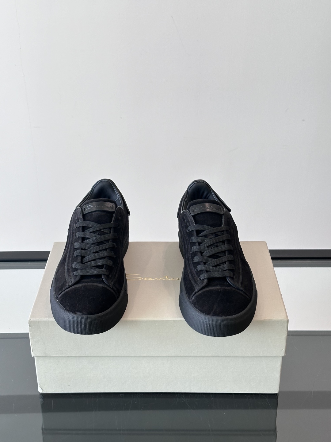 Santoni/圣东尼 男士皮革低帮休闲鞋，采用进口粒面牛皮革打造，侧面及鞋舌饰有金色logo字母印花，
