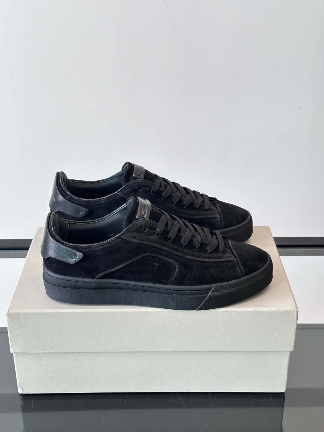 Santoni/圣东尼 男士皮革低帮休闲鞋，采用进口粒面牛皮革打造，侧面及鞋舌饰有金色logo字母印花，