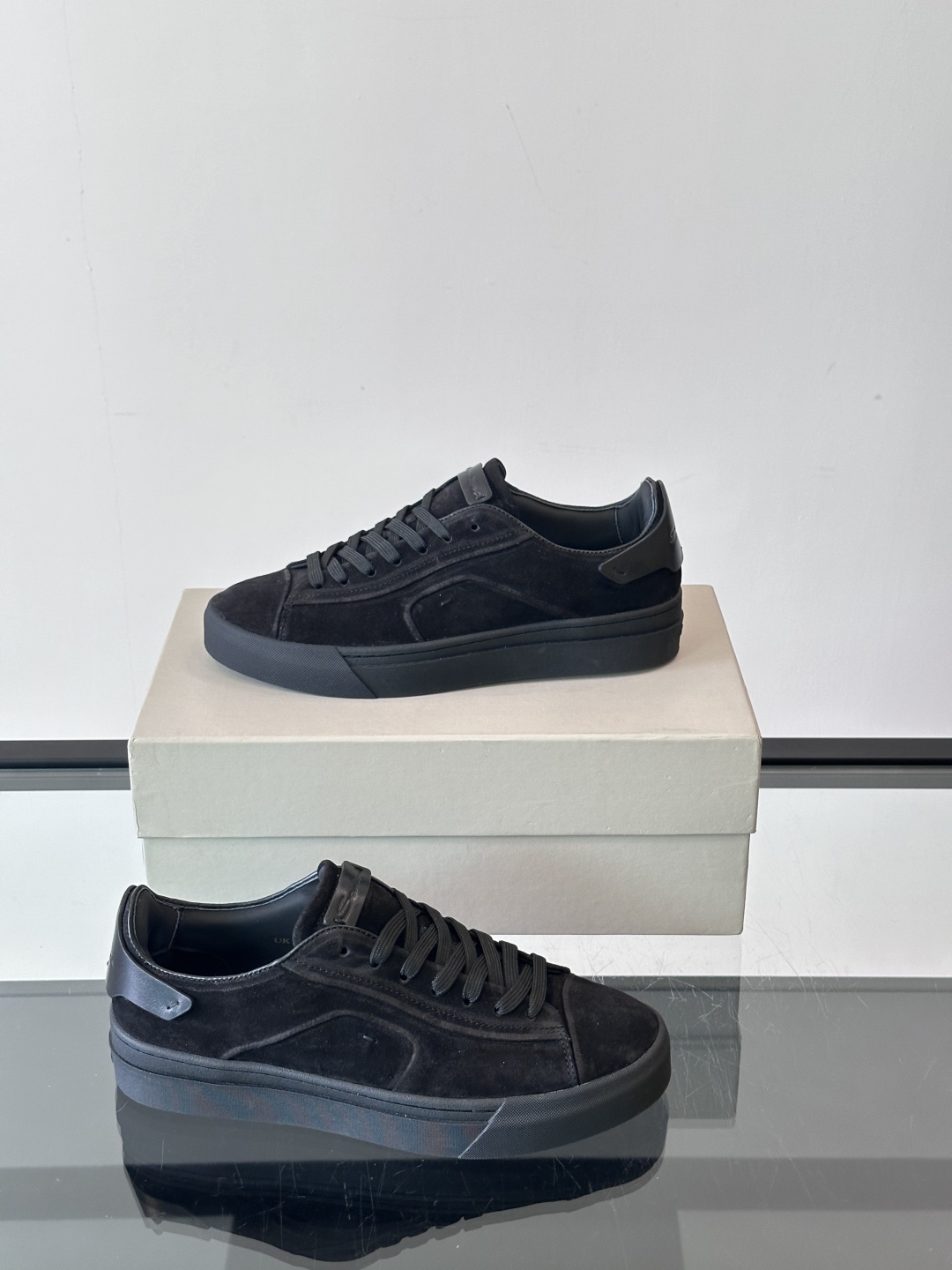 Santoni/圣东尼 男士皮革低帮休闲鞋，采用进口粒面牛皮革打造，侧面及鞋舌饰有金色logo字母印花，