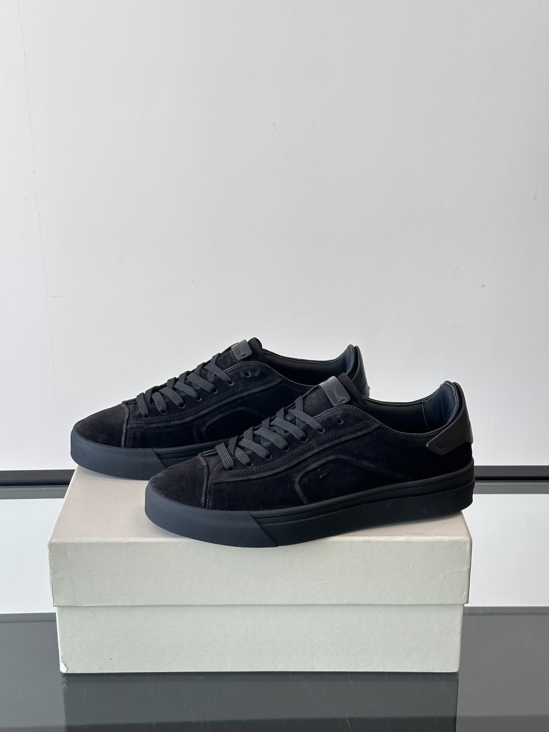 Santoni/圣东尼 男士皮革低帮休闲鞋，采用进口粒面牛皮革打造，侧面及鞋舌饰有金色logo字母印花，