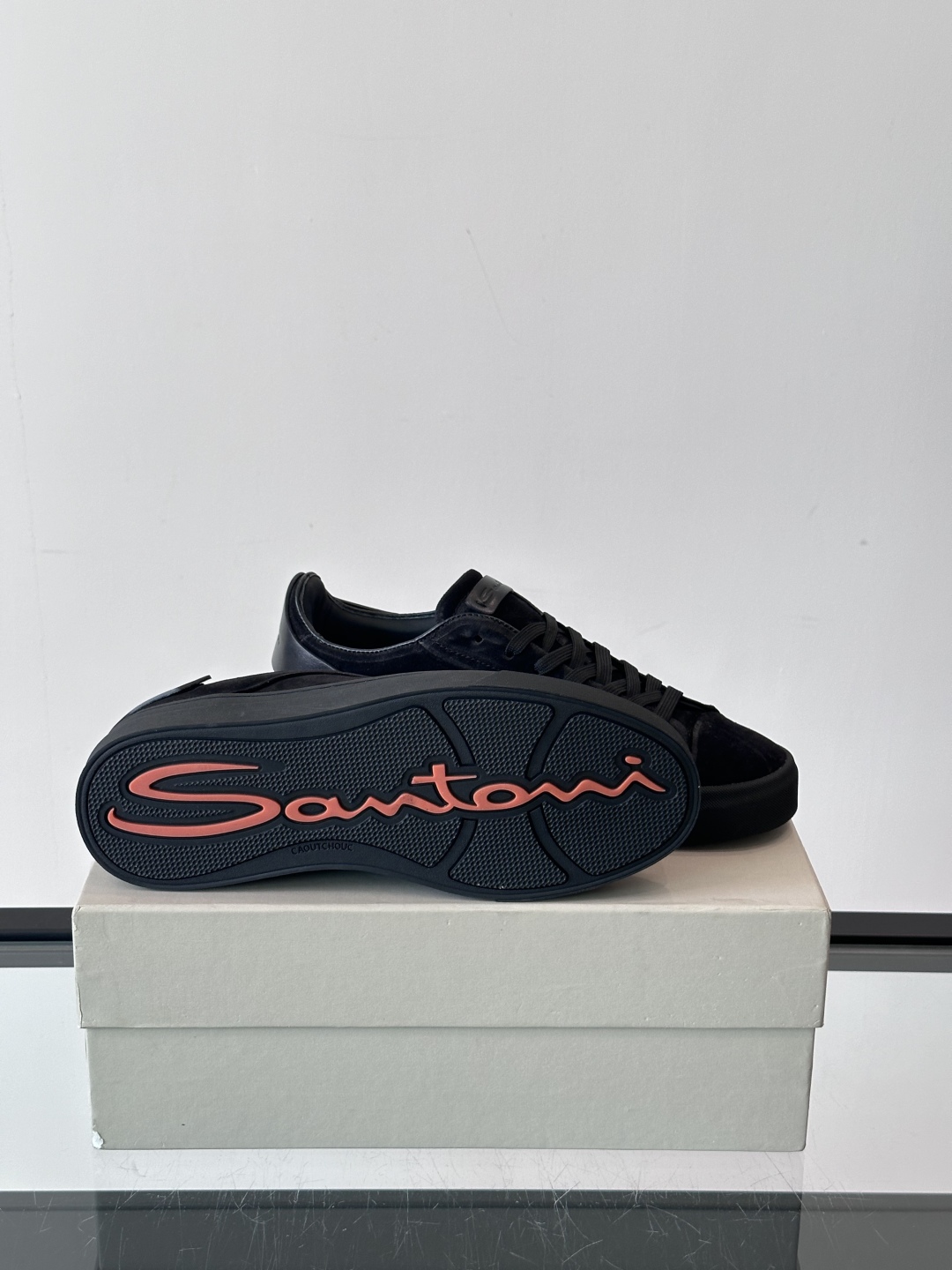 Santoni/圣东尼 男士皮革低帮休闲鞋，采用进口粒面牛皮革打造，侧面及鞋舌饰有金色logo字母印花，