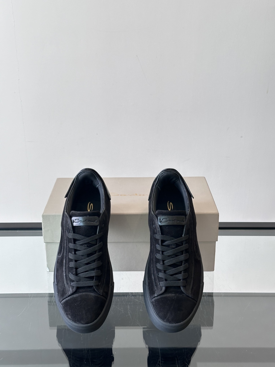 Santoni/圣东尼 男士皮革低帮休闲鞋，采用进口粒面牛皮革打造，侧面及鞋舌饰有金色logo字母印花，