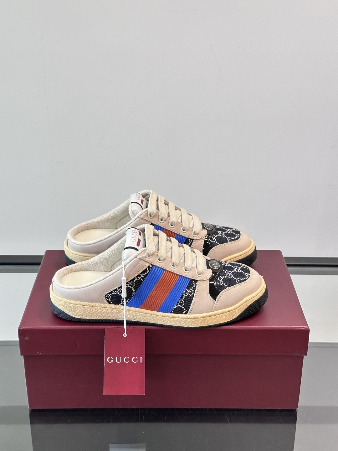 NO:346878,Gu~i low top sneakers series retro small dirty shoes half slippers This sneaker is inspired by classic sneakers from the 1970s retro college style and fabrics that integrate nostalgic sportswear styles have been popular for decades. The concerto song performed by different styles provides rich inspiration for the use of leather and classic GG canvas to present, decorative striped webbing and retro Guc~i logo. After special treatment, the overall effect is presented in a natural and old fashioned manner. P, Size35-44,,gucci,sneakers,slippers19860909Gu～i低帮运动鞋系列复古小脏鞋半拖鞋这款运动鞋以70年代经典运动鞋为灵感原型复古学院风款式与融入怀旧运动服风格的面料风靡数十年,不同风格演绎出的协奏之曲为其提供了丰富灵感运用皮革和经典GG帆布混搭呈现,装饰条纹织带和复古Guc～i标识,经过特殊处理,整体呈现自然做旧效果. P,Size35-44,,gucci,sneakers,slippers,Men's shoes