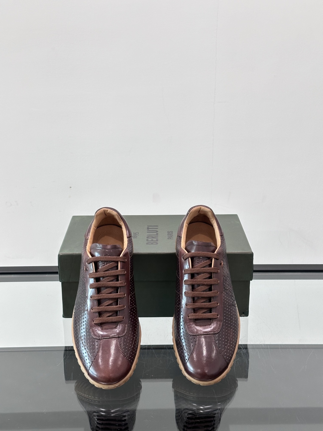Berluti/布鲁提高端男士休闲运动鞋，这款运动鞋采用进口牛皮，手工改色工艺制作，侧面饰有缝线细节，鞋