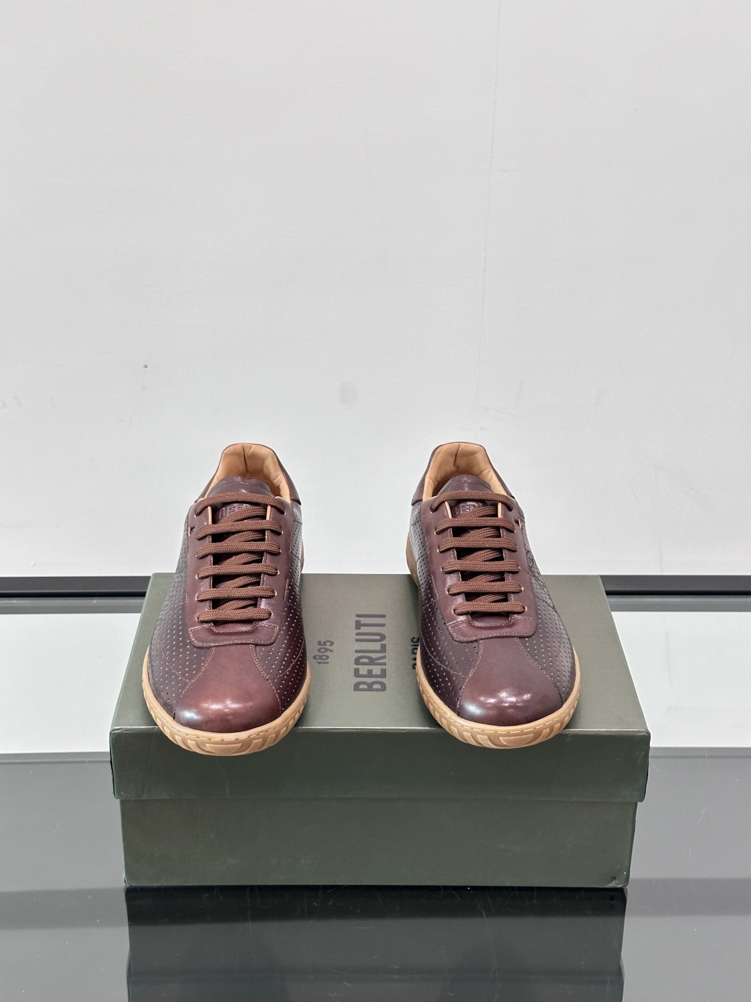 Berluti/布鲁提高端男士休闲运动鞋，这款运动鞋采用进口牛皮，手工改色工艺制作，侧面饰有缝线细节，鞋