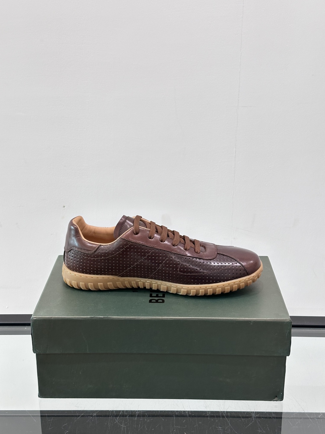 Berluti/布鲁提高端男士休闲运动鞋，这款运动鞋采用进口牛皮，手工改色工艺制作，侧面饰有缝线细节，鞋