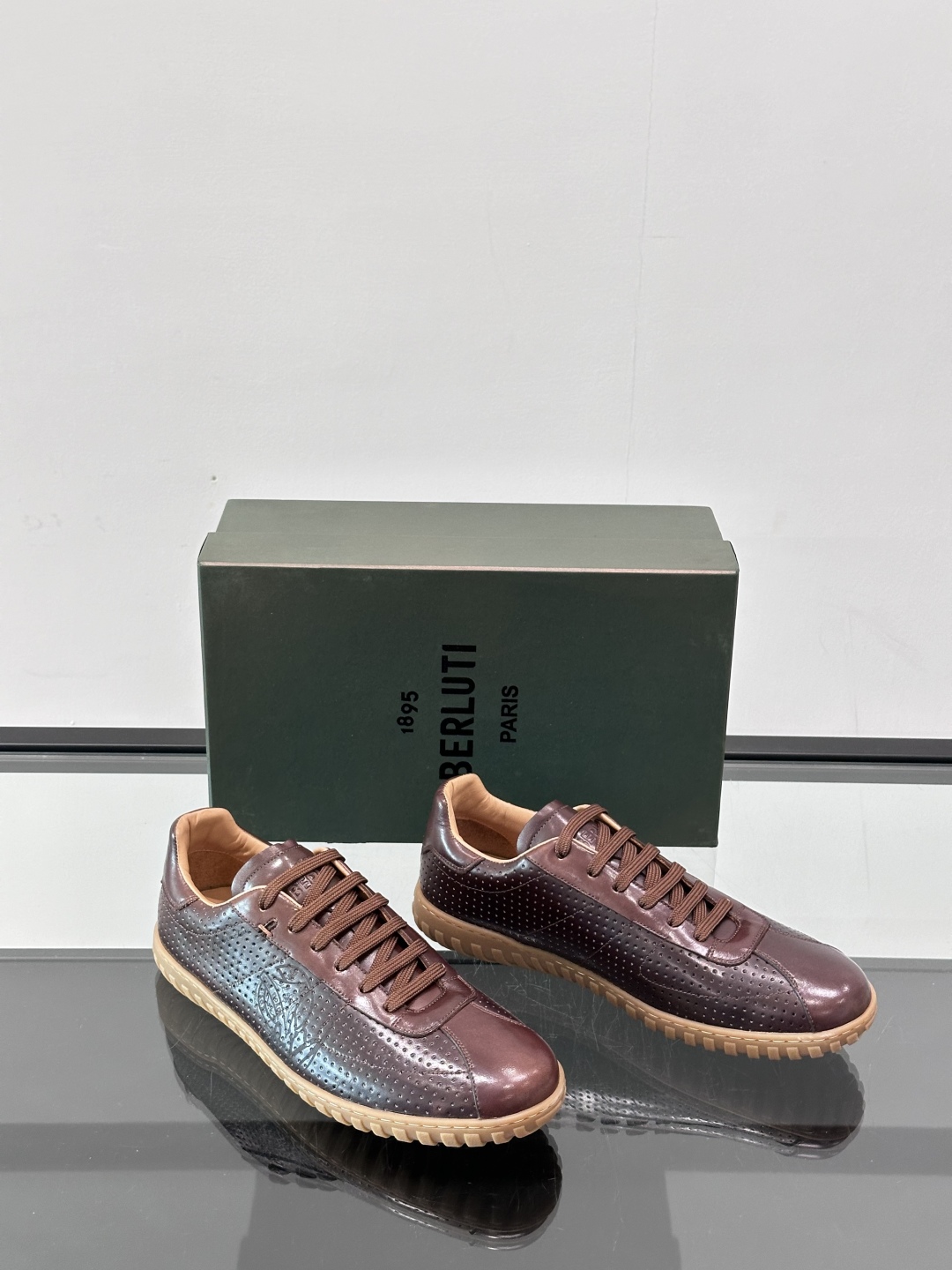 Berluti/布鲁提高端男士休闲运动鞋，这款运动鞋采用进口牛皮，手工改色工艺制作，侧面饰有缝线细节，鞋