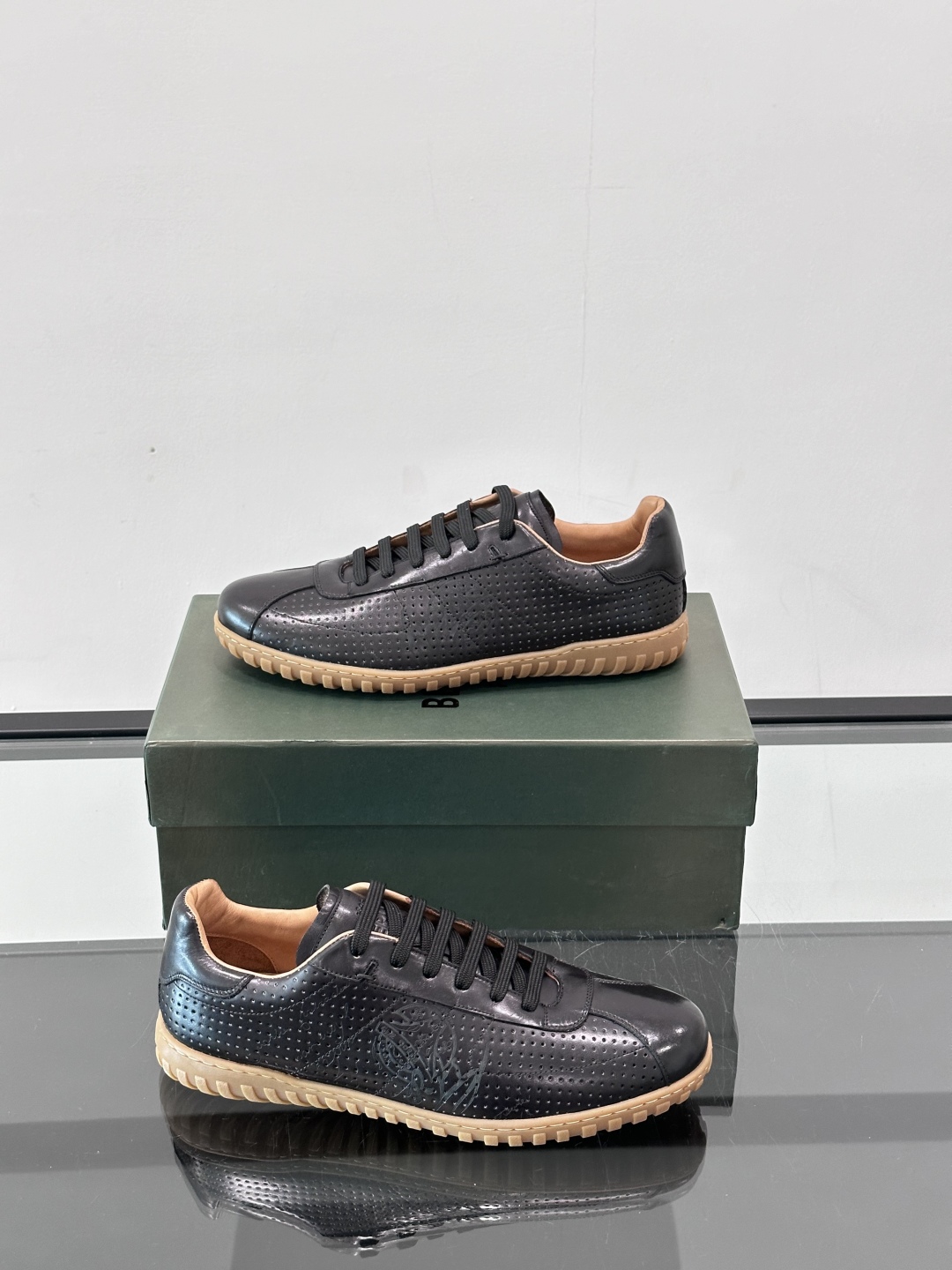 Berluti/布鲁提高端男士休闲运动鞋，这款运动鞋采用进口牛皮，手工改色工艺制作，侧面饰有缝线细节，鞋