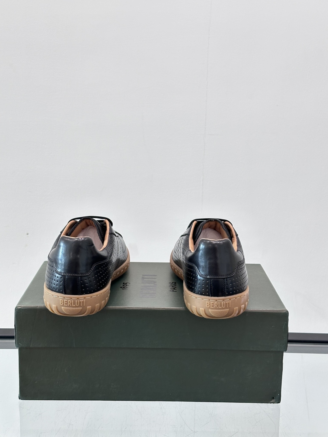 Berluti/布鲁提高端男士休闲运动鞋，这款运动鞋采用进口牛皮，手工改色工艺制作，侧面饰有缝线细节，鞋