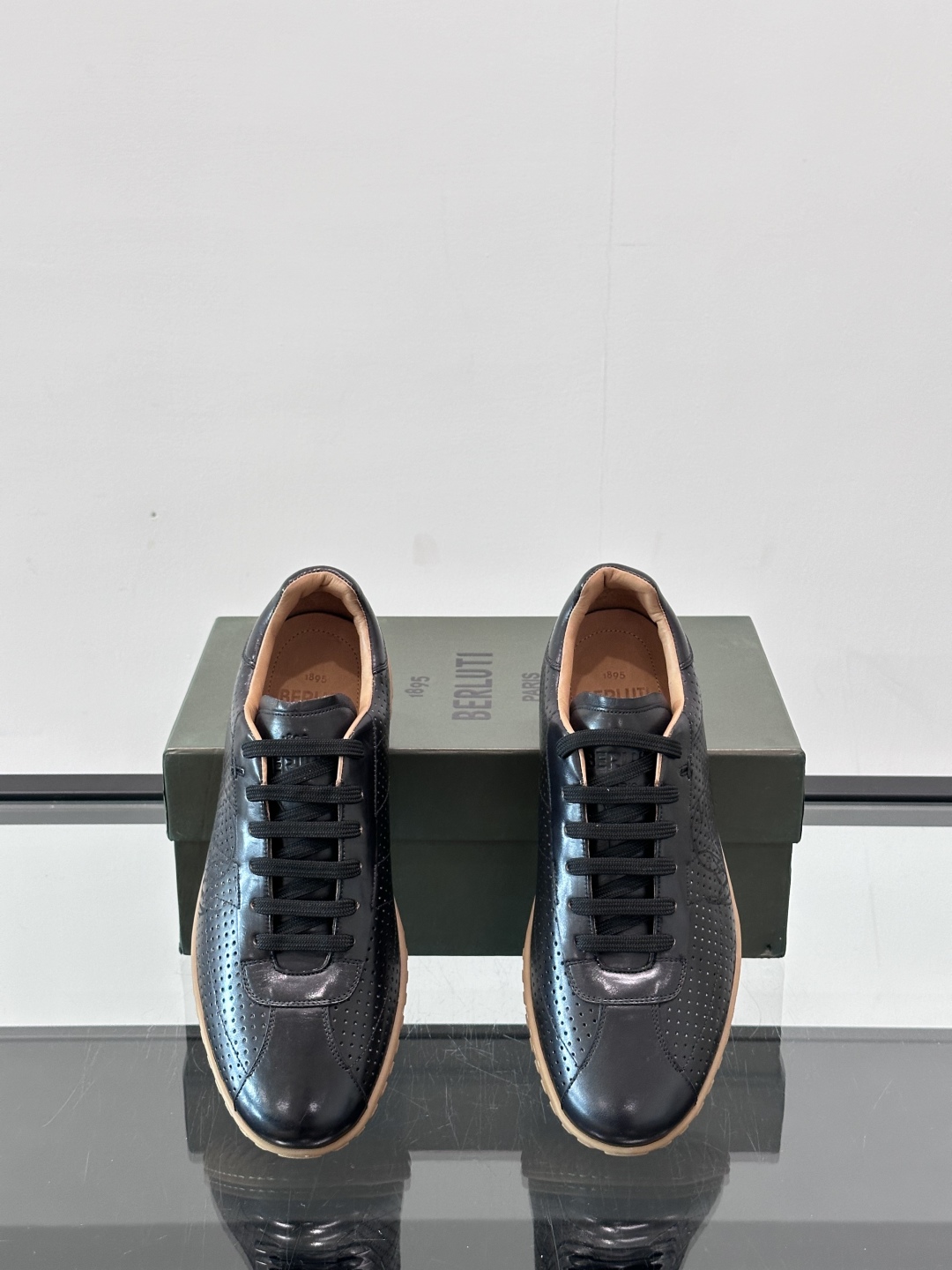 Berluti/布鲁提高端男士休闲运动鞋，这款运动鞋采用进口牛皮，手工改色工艺制作，侧面饰有缝线细节，鞋
