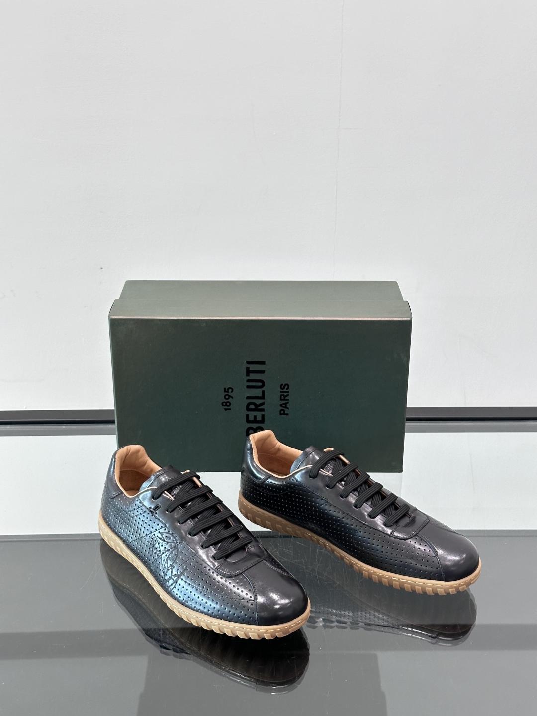 Berluti/布鲁提高端男士休闲运动鞋，这款运动鞋采用进口牛皮，手工改色工艺制作，侧面饰有缝线细节，鞋