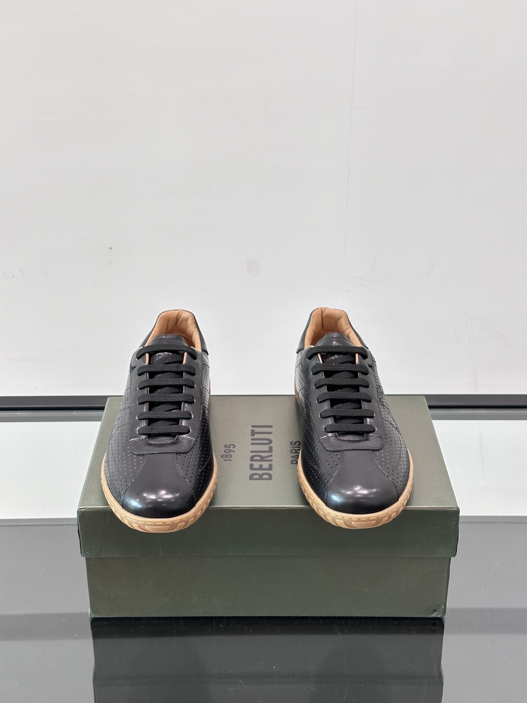 Berluti/布鲁提高端男士休闲运动鞋，这款运动鞋采用进口牛皮，手工改色工艺制作，侧面饰有缝线细节，鞋