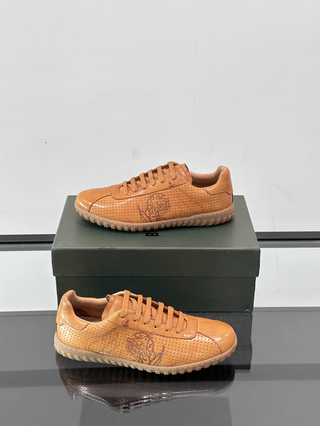 Berluti/布鲁提高端男士休闲运动鞋，这款运动鞋采用进口牛皮，手工改色工艺制作，侧面饰有缝线细节，鞋