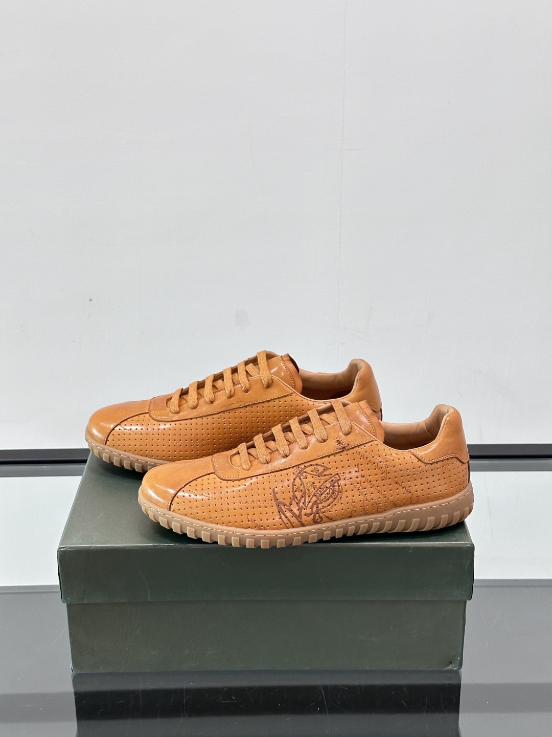 Berluti/布鲁提高端男士休闲运动鞋，这款运动鞋采用进口牛皮，手工改色工艺制作，侧面饰有缝线细节，鞋