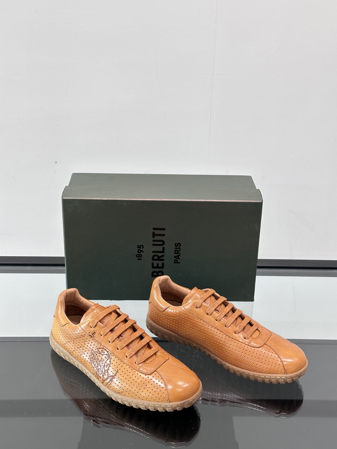 Berluti/布鲁提高端男士休闲运动鞋，这款运动鞋采用进口牛皮，手工改色工艺制作，侧面饰有缝线细节，鞋