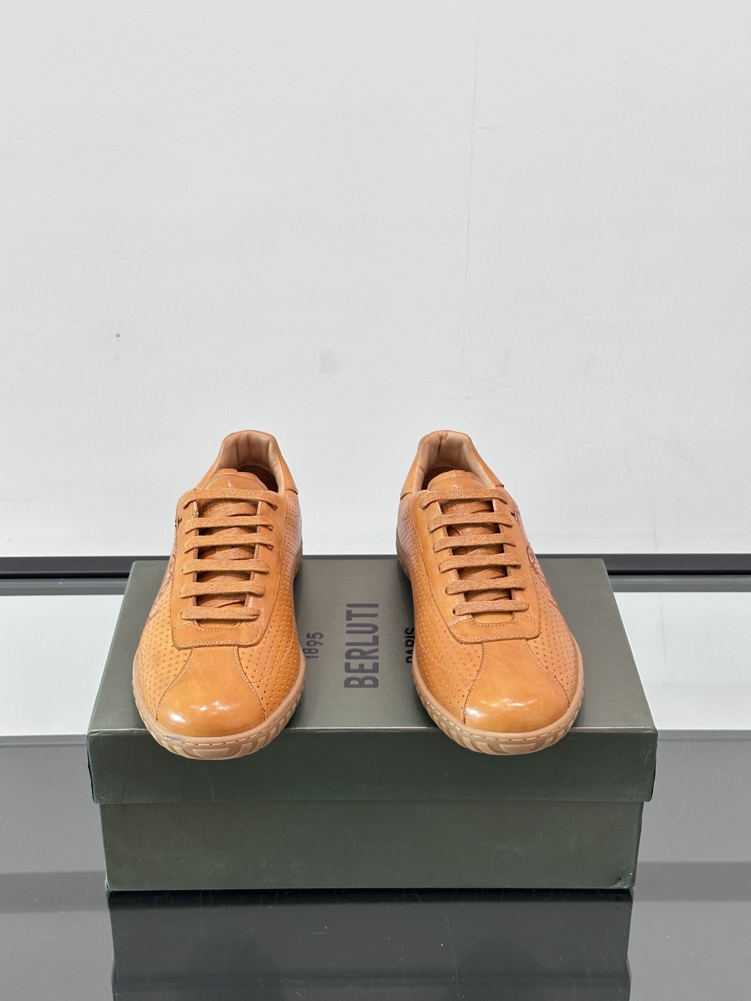 Berluti/布鲁提高端男士休闲运动鞋，这款运动鞋采用进口牛皮，手工改色工艺制作，侧面饰有缝线细节，鞋