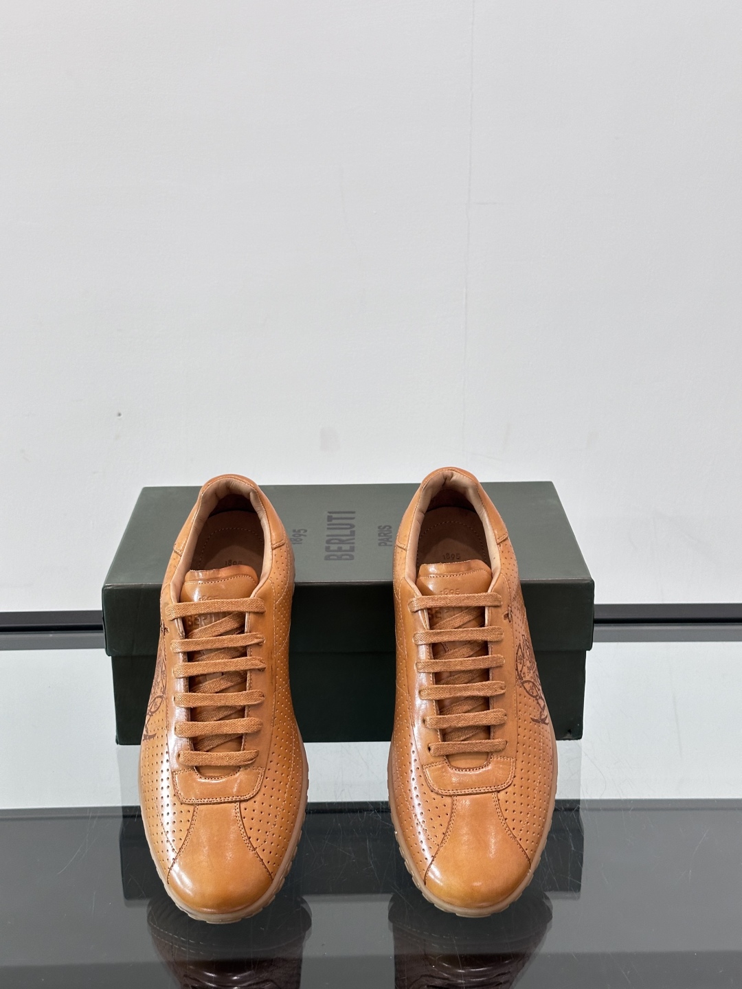 Berluti/布鲁提高端男士休闲运动鞋，这款运动鞋采用进口牛皮，手工改色工艺制作，侧面饰有缝线细节，鞋