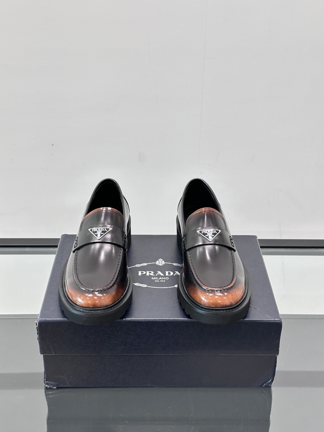 Prada/普拉达新款亮面皮革乐福鞋，采用意大利进口开边珠鞋面，套脚乐福鞋款式，大块拼接设计，耐穿不变形