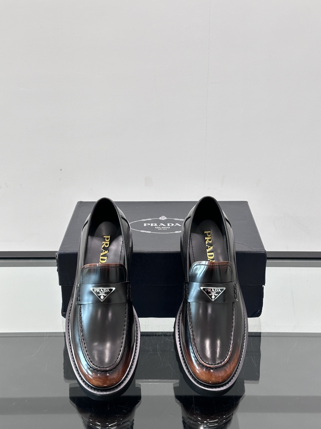 Prada/普拉达新款亮面皮革乐福鞋，采用意大利进口开边珠鞋面，套脚乐福鞋款式，大块拼接设计，耐穿不变形