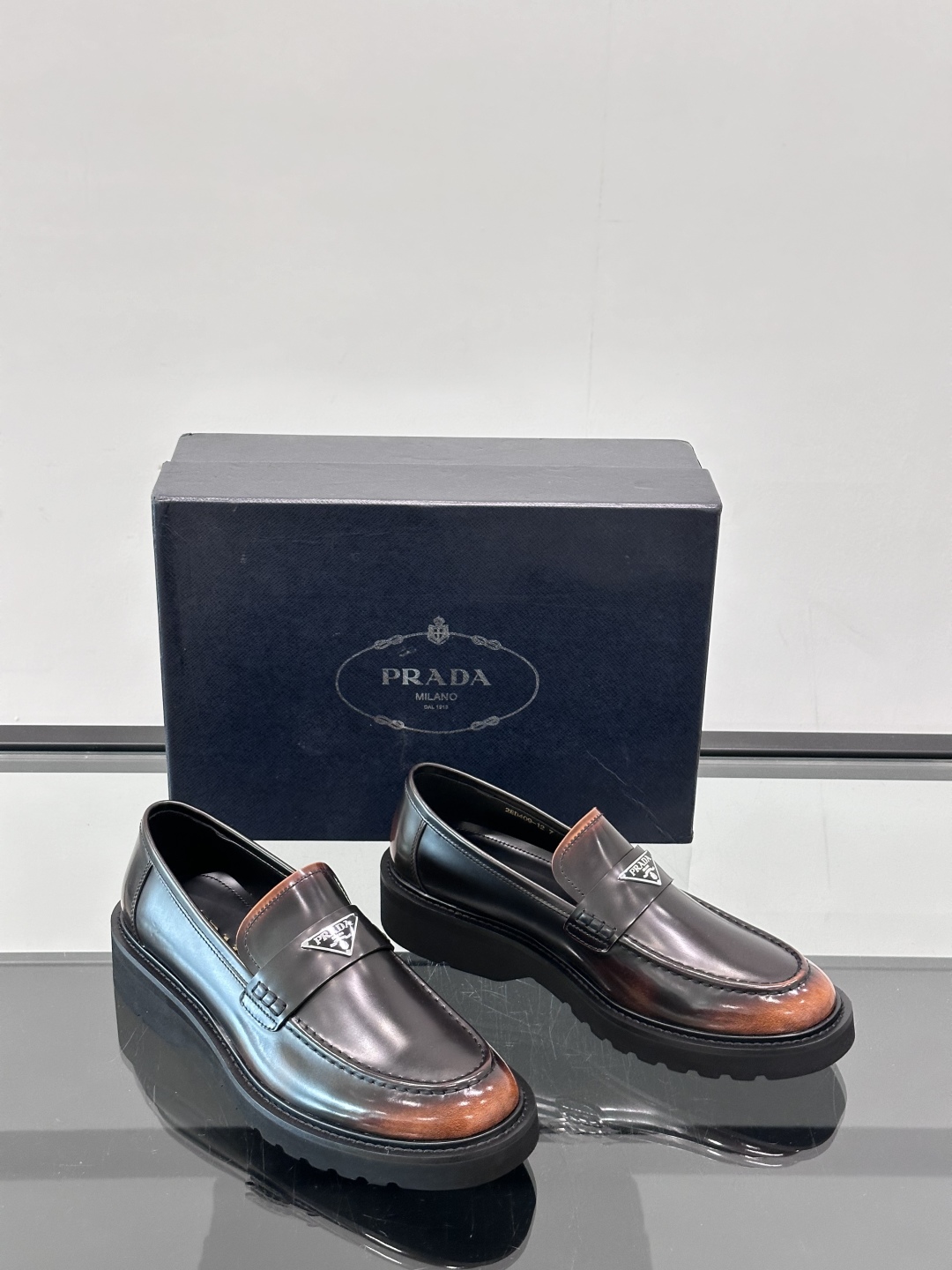Prada/普拉达新款亮面皮革乐福鞋，采用意大利进口开边珠鞋面，套脚乐福鞋款式，大块拼接设计，耐穿不变形