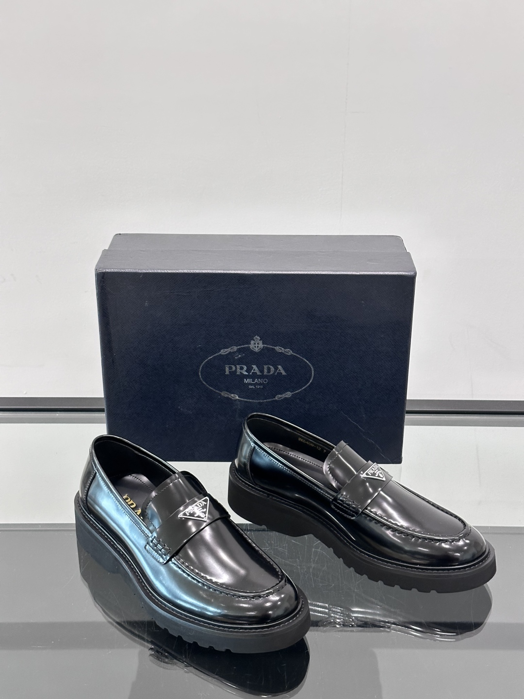 Prada/普拉达新款亮面皮革乐福鞋，采用意大利进口开边珠鞋面，套脚乐福鞋款式，大块拼接设计，耐穿不变形