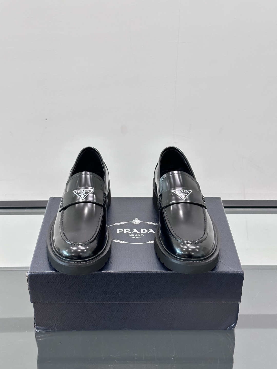 Prada/普拉达新款亮面皮革乐福鞋，采用意大利进口开边珠鞋面，套脚乐福鞋款式，大块拼接设计，耐穿不变形