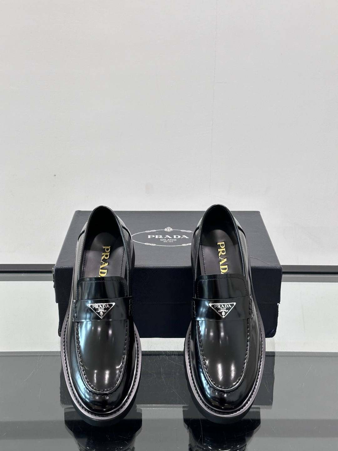 Prada/普拉达新款亮面皮革乐福鞋，采用意大利进口开边珠鞋面，套脚乐福鞋款式，大块拼接设计，耐穿不变形