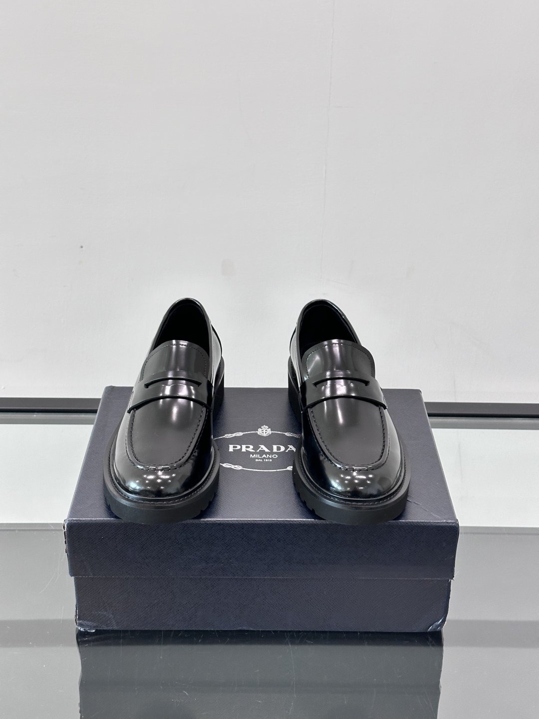 Prada/普拉达新款亮面皮革乐福鞋，采用意大利进口开边珠鞋面，套脚乐福鞋款式，大块拼接设计，耐穿不变形